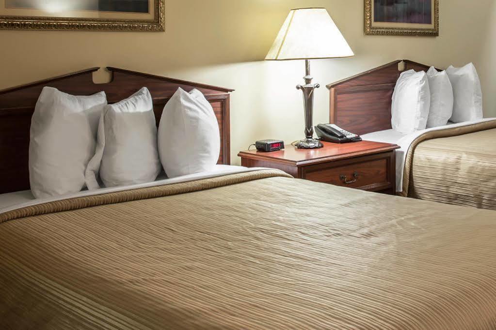 Quality Inn Лоринбърг Екстериор снимка